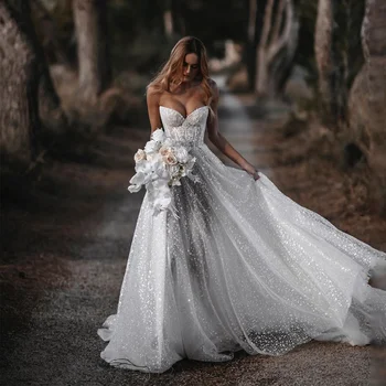 Сватбена рокля трапецовидна форма, с деколте във формата на сърце и невероятно красивата си бяла ниспадающей пола с пайети, сватбена рокля